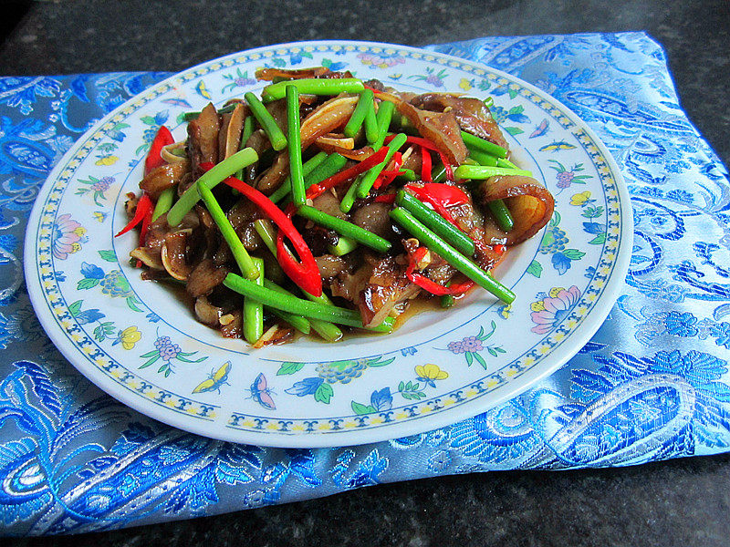 Stir-Fried Pig Ears with Garlic Sprouts