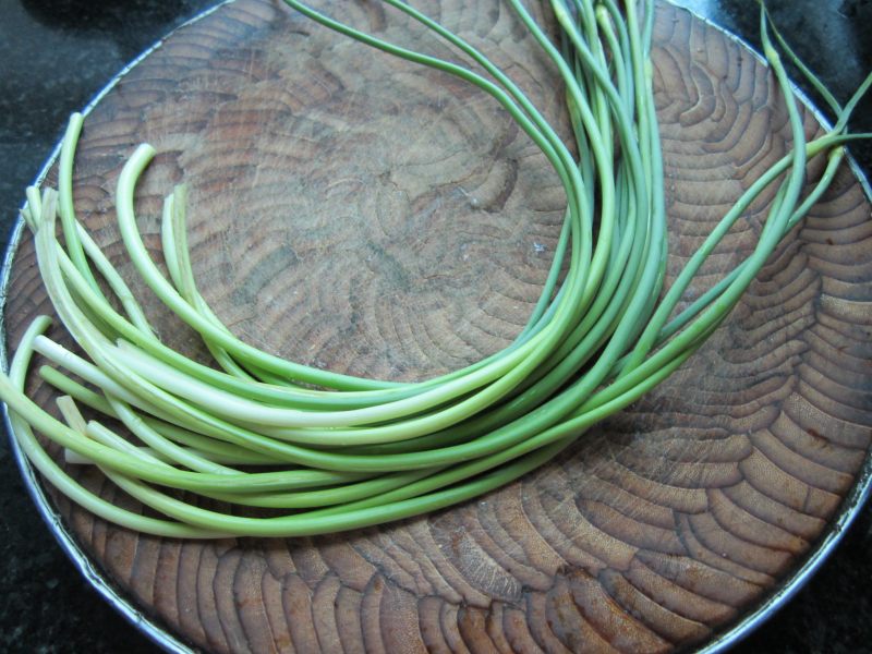 Step-by-Step Instructions for Stir-Fried Pig Ears with Garlic Sprouts