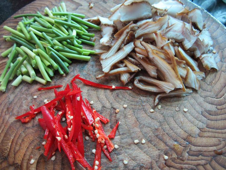 Step-by-Step Instructions for Stir-Fried Pig Ears with Garlic Sprouts