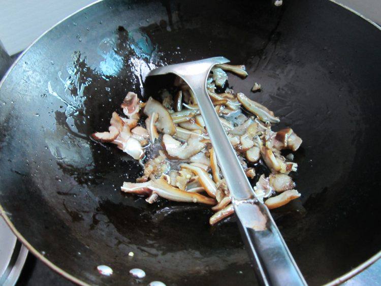 Step-by-Step Instructions for Stir-Fried Pig Ears with Garlic Sprouts