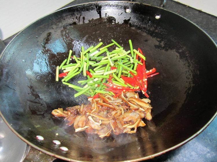 Step-by-Step Instructions for Stir-Fried Pig Ears with Garlic Sprouts