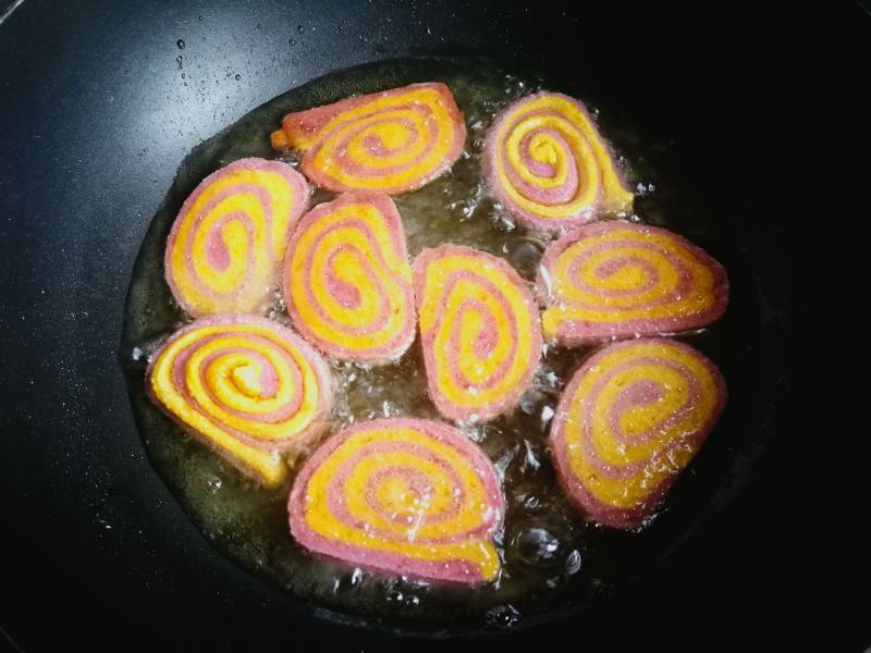 Steps for making Fried Bi-color Steamed Bread