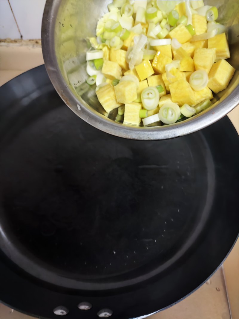 Steps for Making Egg Fried Yellow Rice Cake