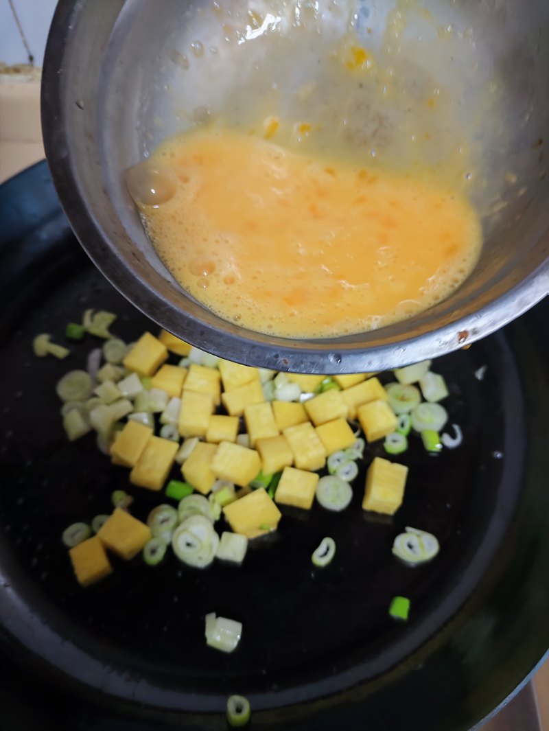 Steps for Making Egg Fried Yellow Rice Cake