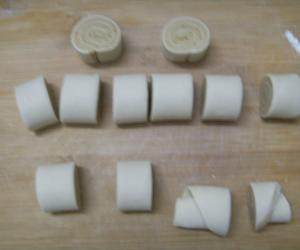 Steps for Making Two-Tone Steamed Buns