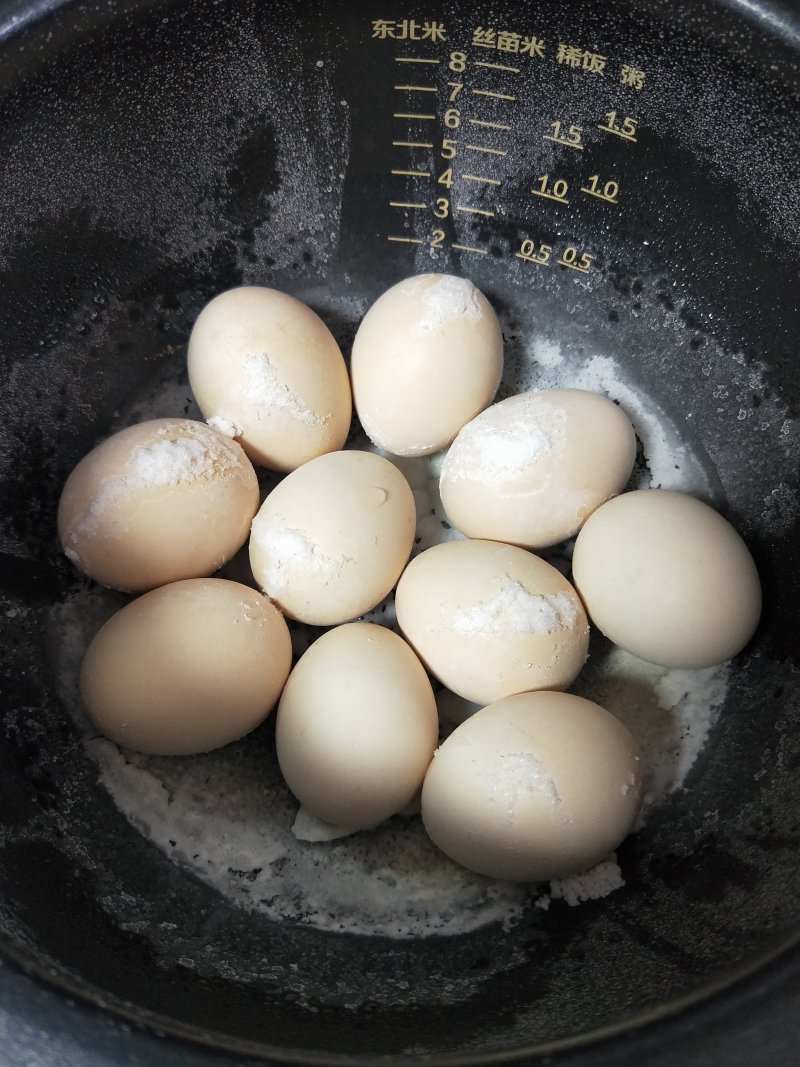 Steps for Making Salt-baked Eggs