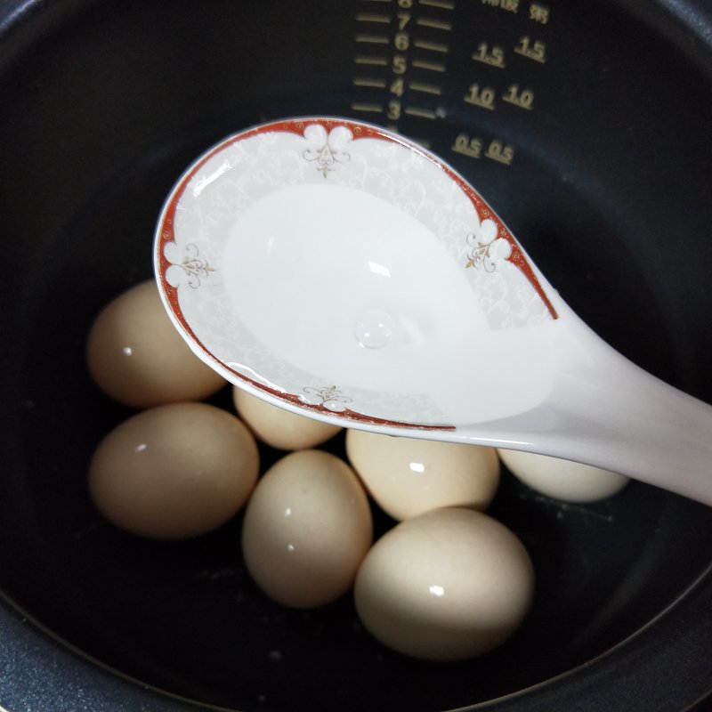 Steps for Making Salt-baked Eggs