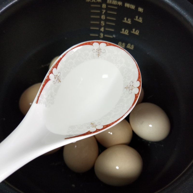 Steps for Making Salt-baked Eggs