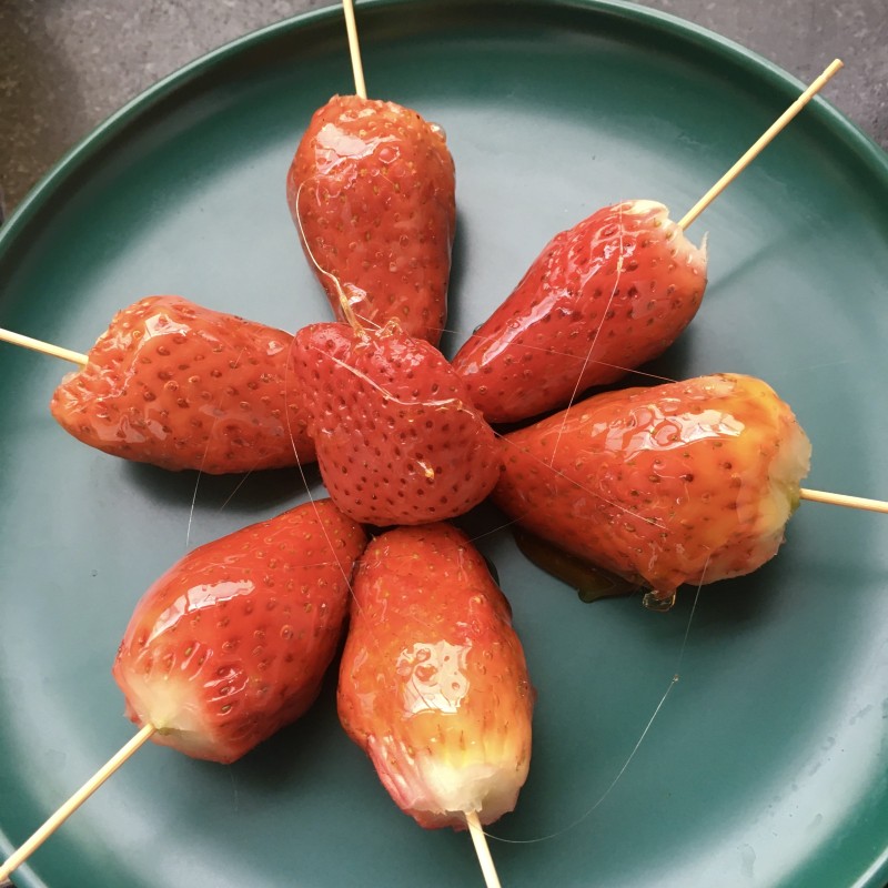 “Street Snack” Ice Sugar Strawberry Gourd Production Steps