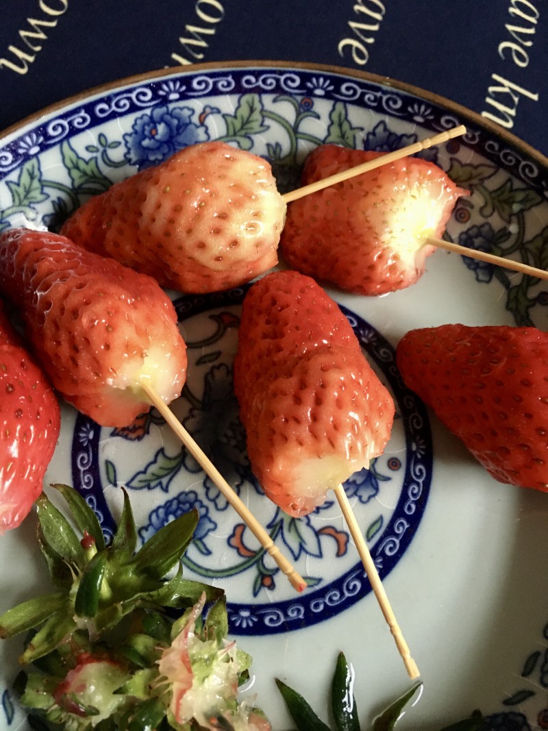 “Street Snack” Ice Sugar Strawberry Gourd Production Steps