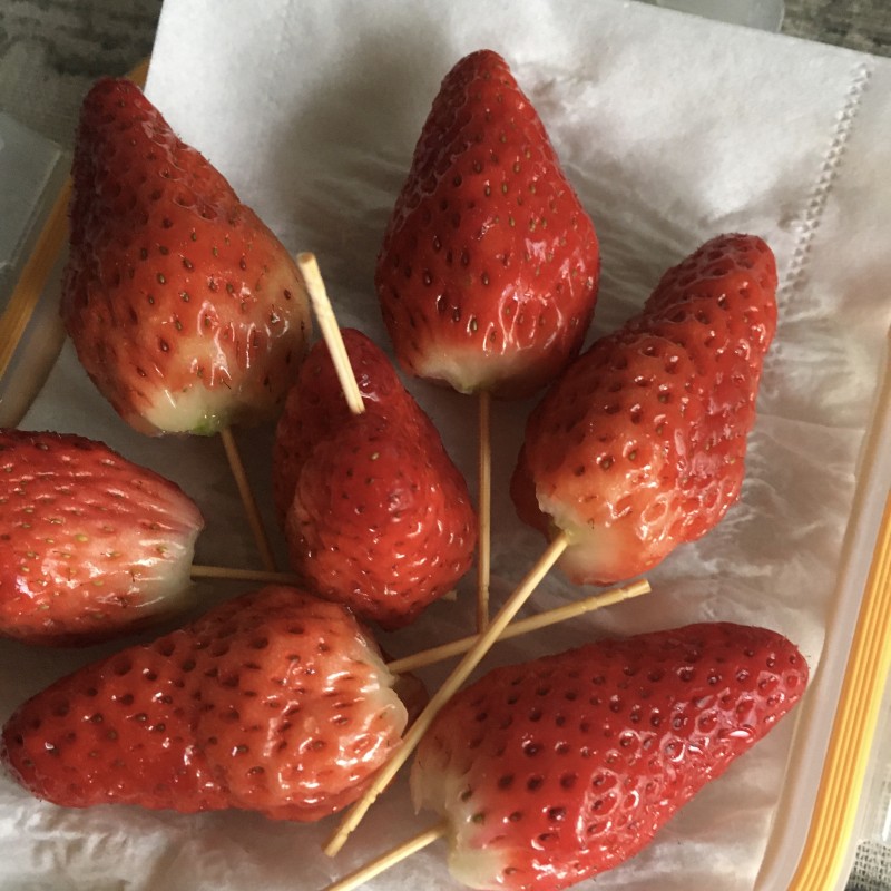 “Street Snack” Ice Sugar Strawberry Gourd Production Steps