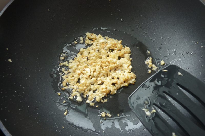 Steps for Making Golden Garlic Fried Rice