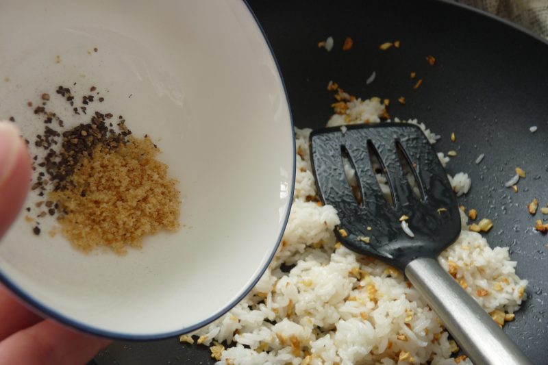 Steps for Making Golden Garlic Fried Rice