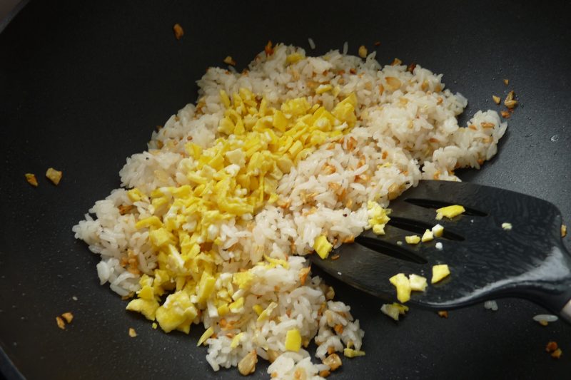 Steps for Making Golden Garlic Fried Rice