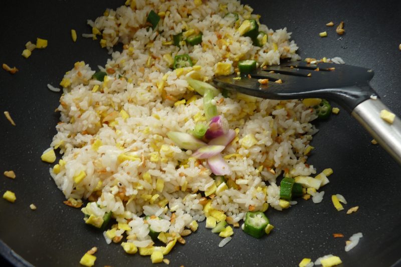 Steps for Making Golden Garlic Fried Rice