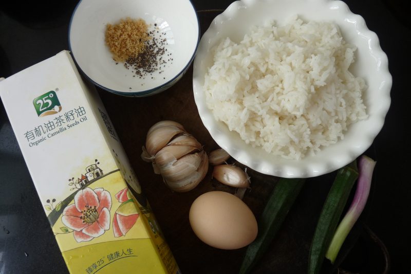 Steps for Making Golden Garlic Fried Rice