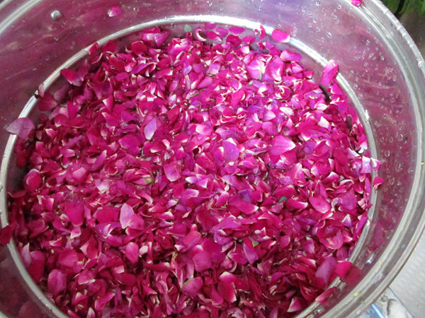 Steps for Making Rose Flower Cake