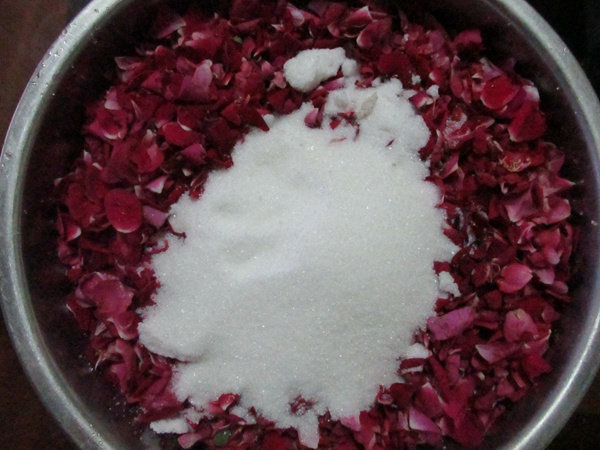 Steps for Making Rose Flower Cake