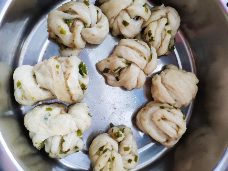 Sesame Scallion Flower Rolls