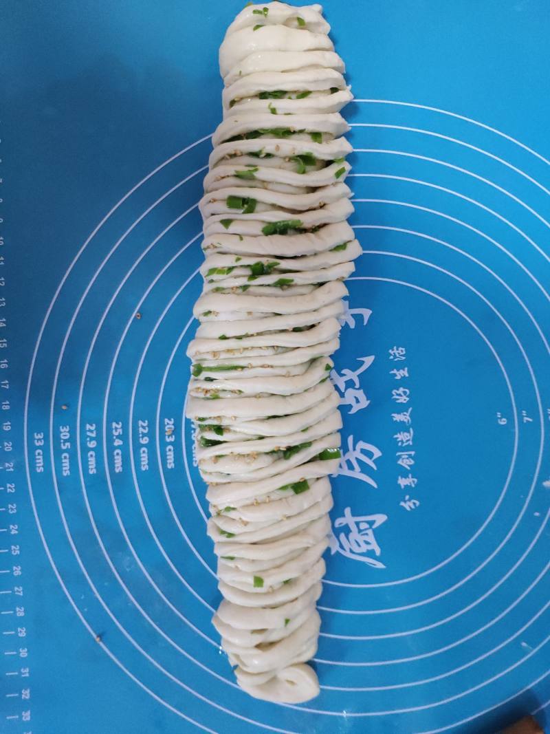 Steps for Making Sesame Scallion Flower Rolls