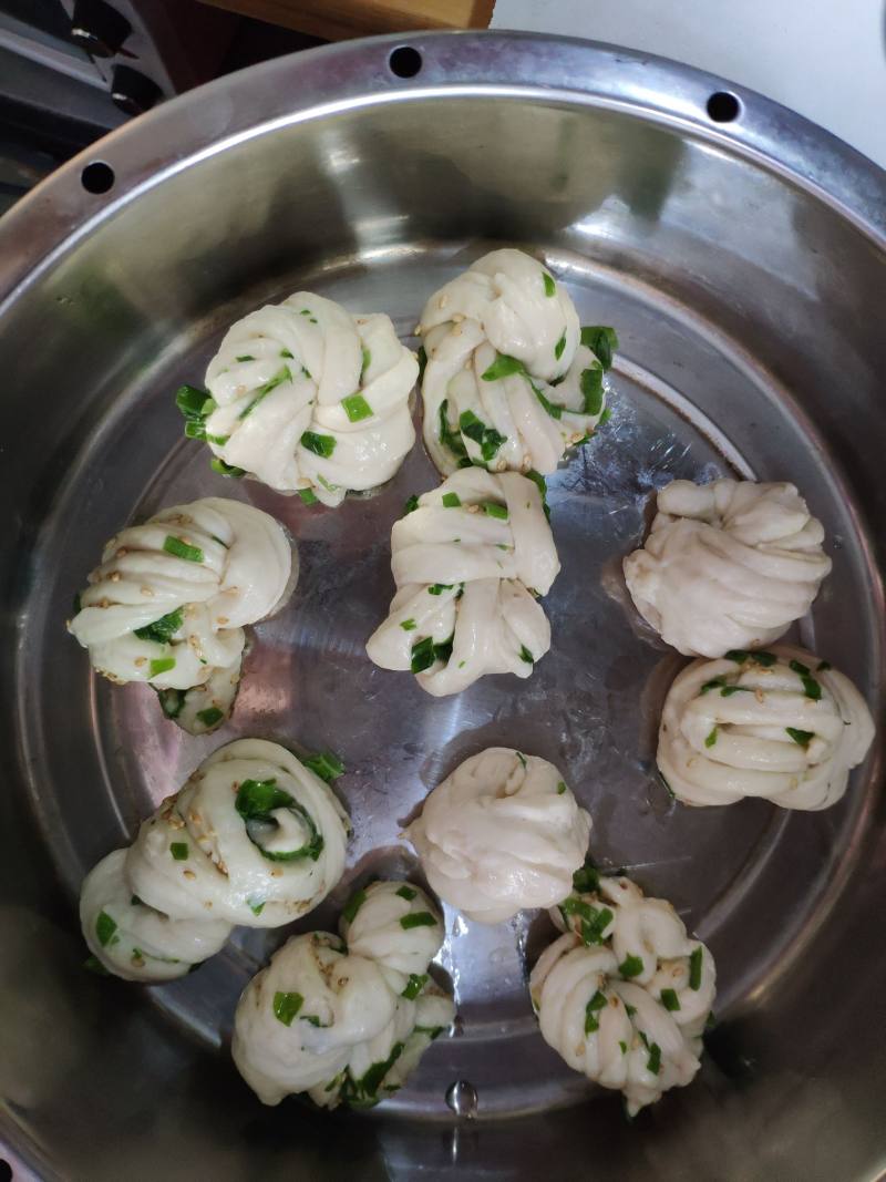 Steps for Making Sesame Scallion Flower Rolls