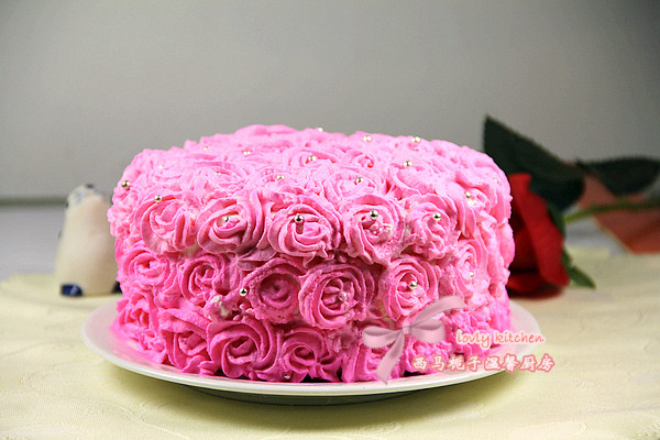 Step-by-step Instructions for Making Rose Cream Cake