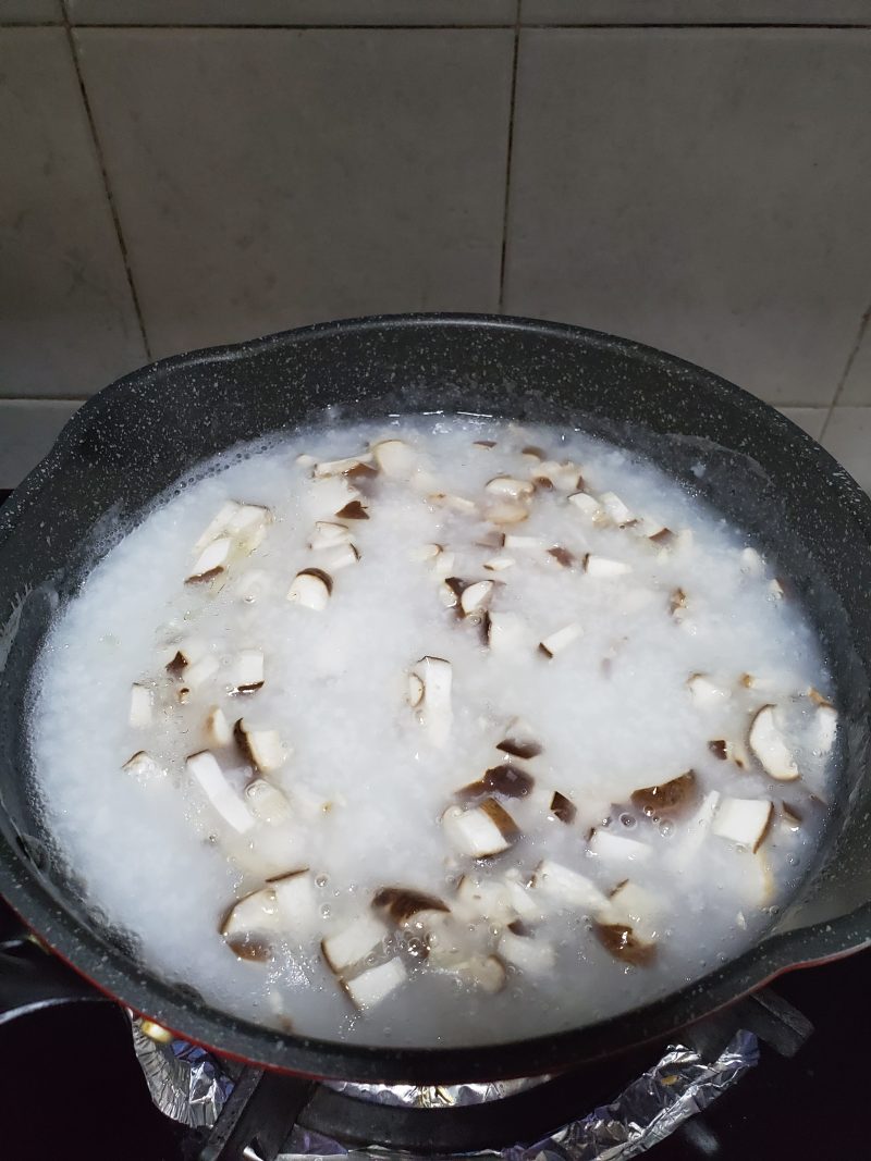 Steps for Making Mushroom Beef Lettuce Congee