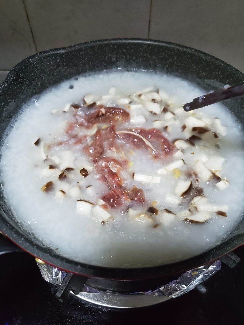 Steps for Making Mushroom Beef Lettuce Congee