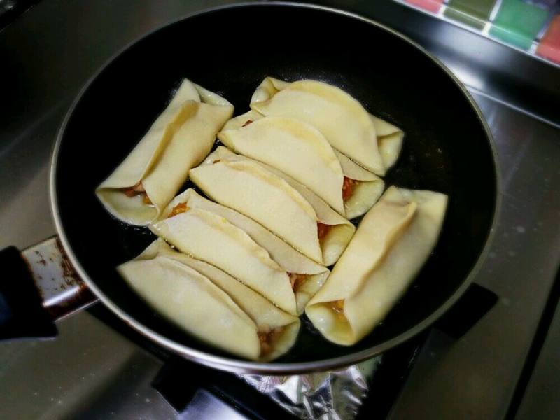 Detailed steps for making Bai Cai Zhu Rou Mi Guo Tie (Chinese Cabbage and Pork Dumplings)