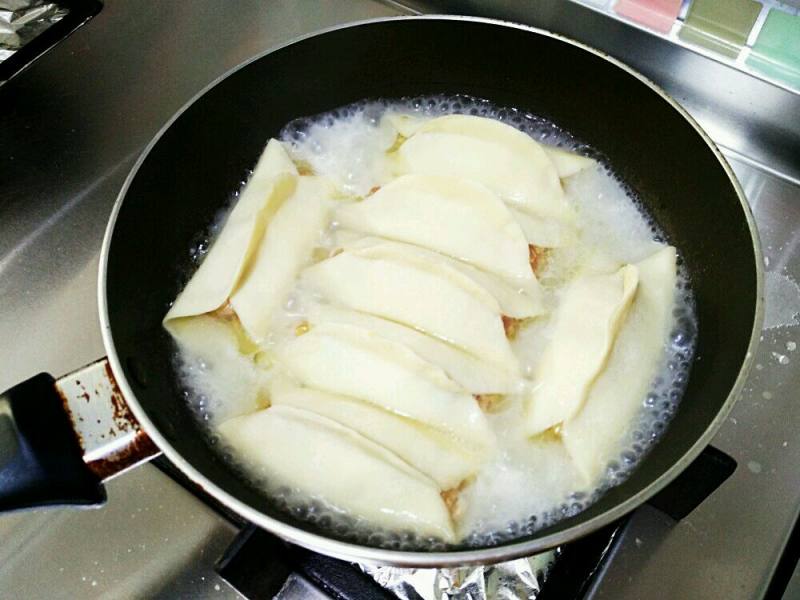 Detailed steps for making Bai Cai Zhu Rou Mi Guo Tie (Chinese Cabbage and Pork Dumplings)