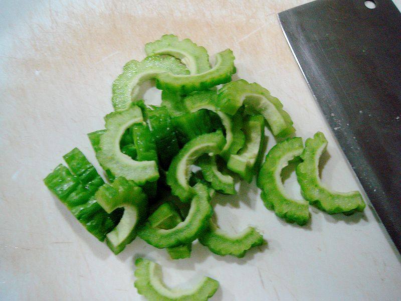 Detailed Steps for Making Summer Health Drink: "Bitter Melon and Chrysanthemum Drink"