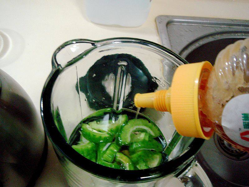 Detailed Steps for Making Summer Health Drink: "Bitter Melon and Chrysanthemum Drink"