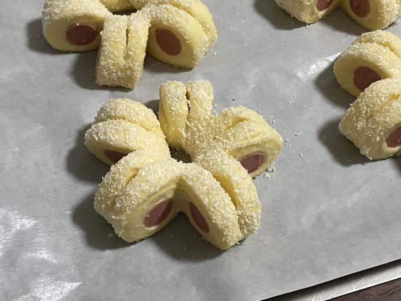 Cute and Delicious Flower-Shaped Sausage Bread! Cooking Steps