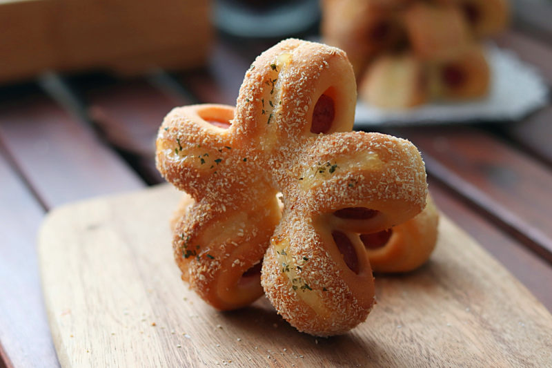 Cute and Delicious Flower-Shaped Sausage Bread! Simple and Beautiful!