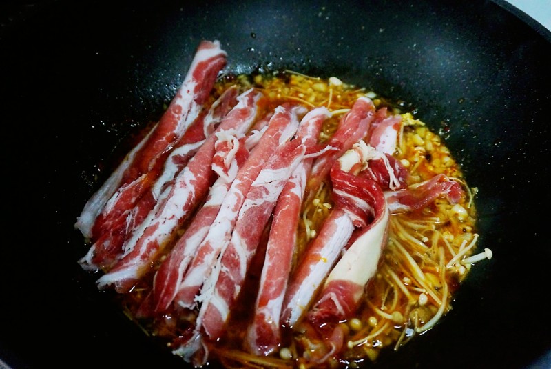 Steps for Cooking Beef with Enoki Mushrooms