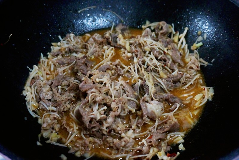 Steps for Cooking Beef with Enoki Mushrooms