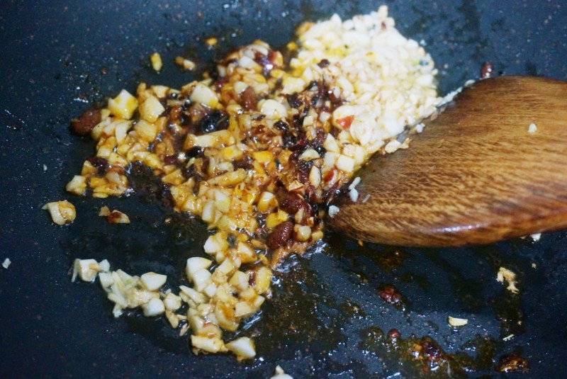 Steps for Cooking Beef with Enoki Mushrooms