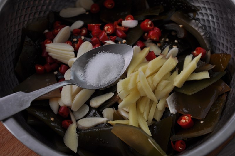 Steps for Making Pickled Pepper Kelp