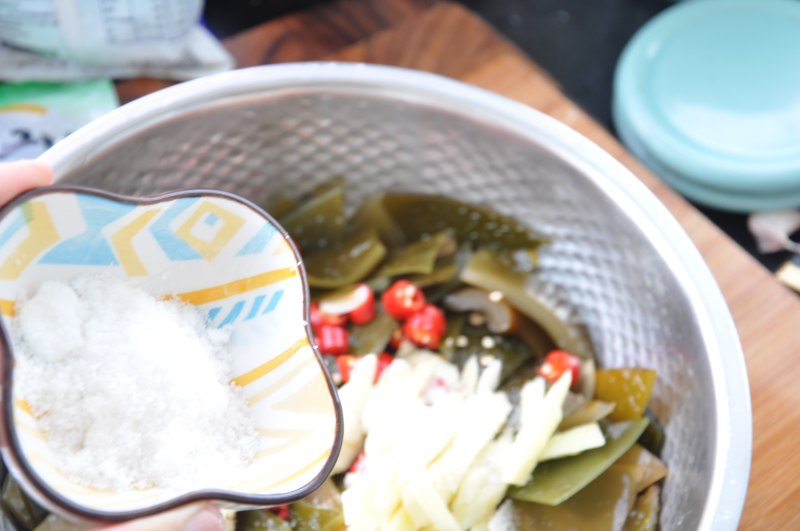 Steps for Making Pickled Pepper Kelp