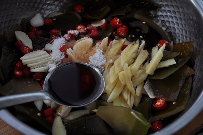 Steps for Making Pickled Pepper Kelp