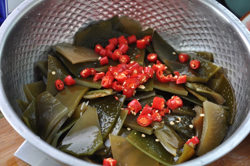 Steps for Making Pickled Pepper Kelp