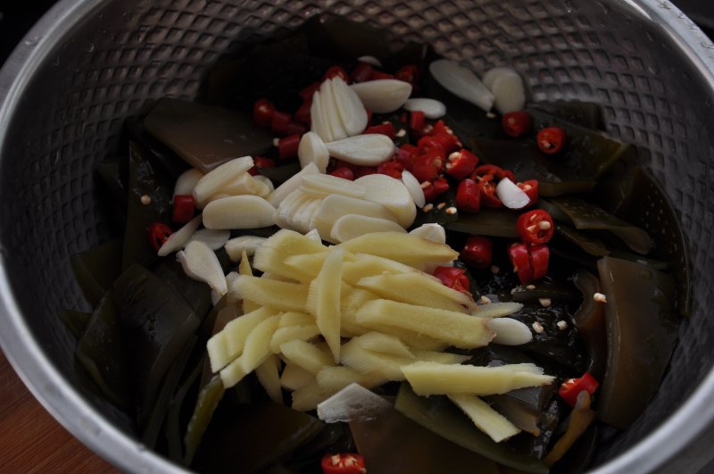 Steps for Making Pickled Pepper Kelp