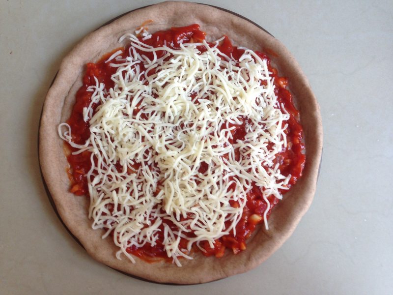 Steps for making Ham, Green and Red Pepper Pizza