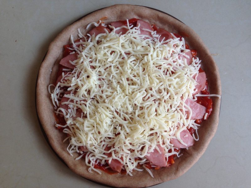 Steps for making Ham, Green and Red Pepper Pizza