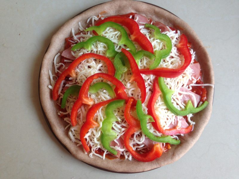 Steps for making Ham, Green and Red Pepper Pizza