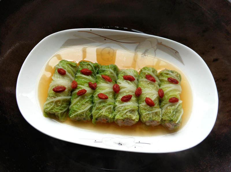 Steps for Cooking Chinese Cabbage and Pork Rolls