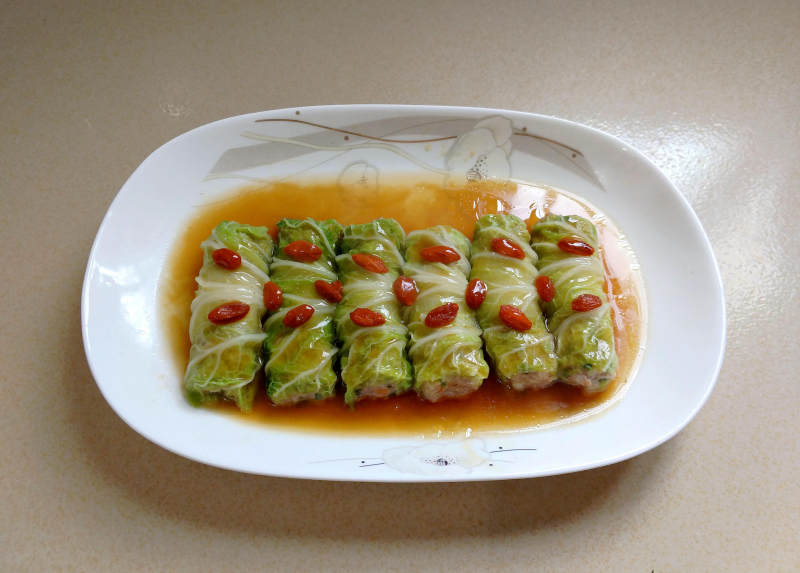 Steps for Cooking Chinese Cabbage and Pork Rolls