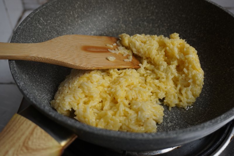 Steps for Making Seafood Fried Rice