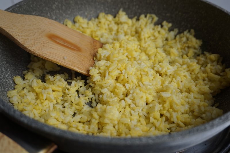 Steps for Making Seafood Fried Rice