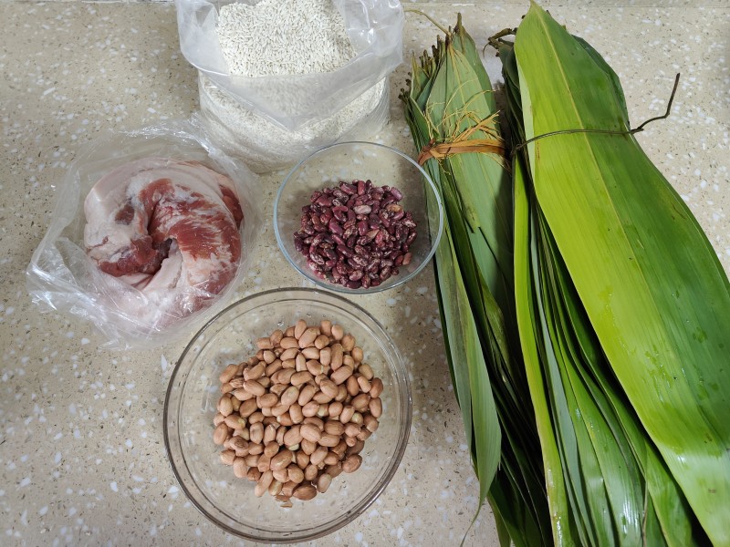 Steps for making Xian Rou Zongzi (Salted Pork Zongzi)